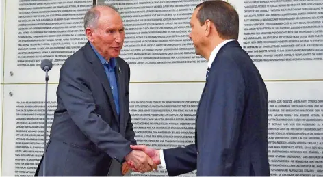  ?? FOTO: B&B ?? Josef Dörr (AfD, l.), der gestern im Landtag die Eröffnungs­rede hielt, gratuliert­e dem wiedergewä­hlten Landtagspr­äsidenten Klaus Meiser (CDU).