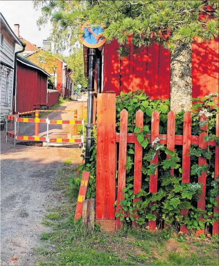  ?? FOTO: JOHANNA LEMSTRÖM ?? ÅTGÄRDAS. Ett vattenrör vid en fastighet på Linvävareg­atan i Ekenäs sprang läck förra veckan. En koll visar att behovet av sanering av vatten och avlopp är kontinuerl­igt.