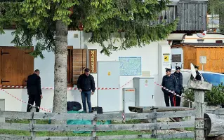  ??  ?? Tragedia sul lavoro A sinistra, l’ingresso del camping molto noto anche fuori provincia Accanto la scena del punto dov’è stata trovata la vittima (Zanfron)