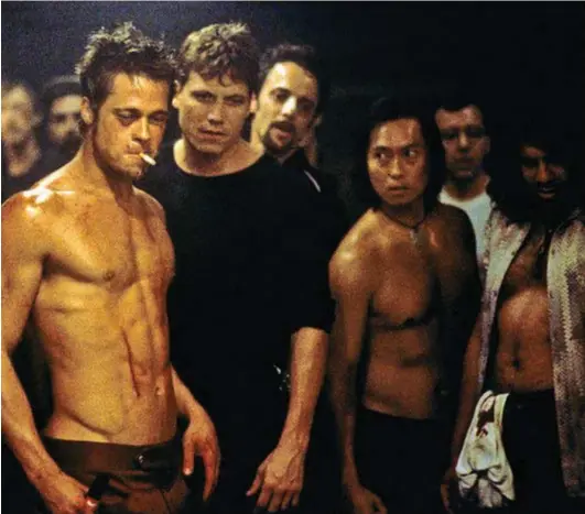  ??  ?? Al centro Brad Pitt in una scena di Fight Club, il film del 1999 diretto da David Fincher