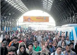  ?? E. FERNÁNDEZ ?? Retiro. El tren, con más pasajeros de lo habitual.