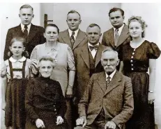  ?? FOTO: K.H. JANSON ?? Begründer der Holz-Industrie in Eiweiler: die Familie von Edmund Geißler (vorne sitzend), hinter ihm mit Fliege sein Sohn Albert Geißler.