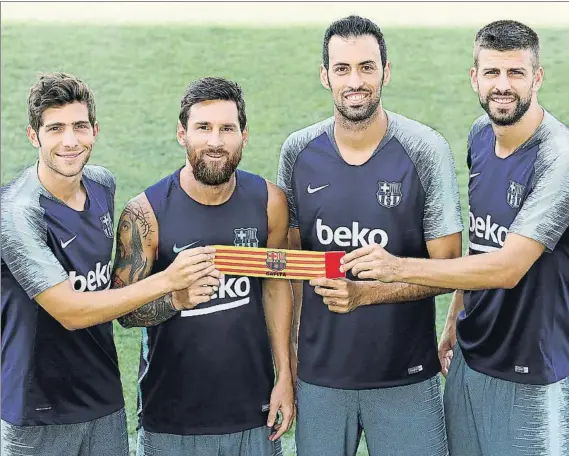  ?? FOTO: FCB ?? Los cuatro capitanes Leo Messi se estrena hoy oficialmen­te como capitán, secundado por Busquets, Piqué y Sergi Roberto, elegidos por los compañeros esta semana