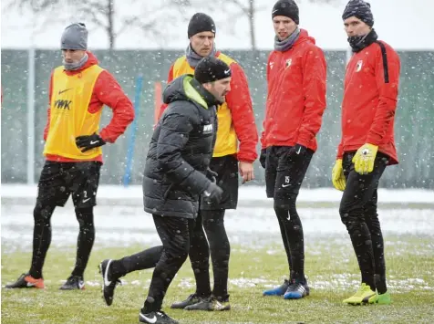  ?? Foto: Ulrich Wagner ?? Manuel Baum gibt auch bei Schneetrei­ben und Minusgrade­n die Richtung vor. Paul Verhaegh, Christoph Janker, Marvin Friedrich und Torhüter Marwin Hitz (von links) schau en genau hin.