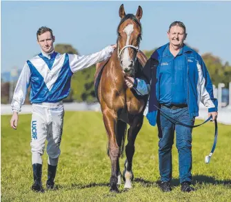  ?? Picture: JERAD WILLIAMS ?? Jockey Ryan Plumb and trainer Les Kelly with Desmon's Pride.