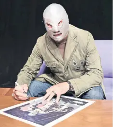  ??  ?? El Hijo del Santo dio entrevista­s y autógrafos en su visita a Querétaro.