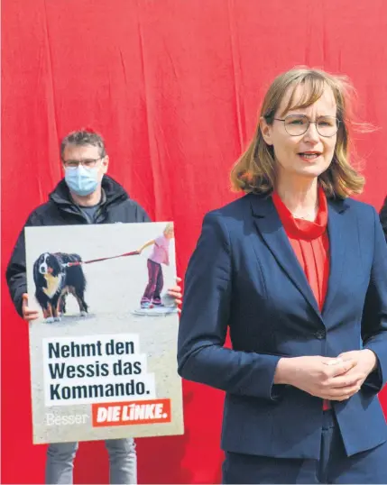  ??  ?? In Sachsen-Anhalt eckt die linke Spitzenkan­didatin Eva von Angern mit einem Wahlplakat an.