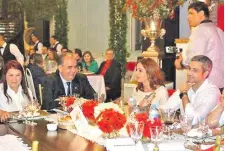  ??  ?? Odila Báez y Nabil Nasser en una cena de la “Lista 1” con Mario Abdo Benítez y su esposa Silvana López Moreira.