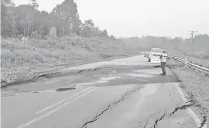  ??  ?? ROSAK: Keadaan jalan di Simpang Sebubok, Jalan Stass yang mendap akibat hujan tanpa henti.