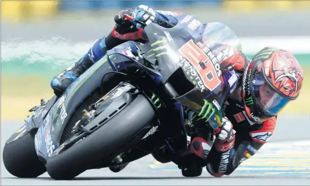  ??  ?? El francés Fabio Quartararo pilota su Yamaha durante la sesión de clasificac­ión del GP de Francia celebrada ayer en el circuito de Le Mans.