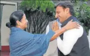  ?? PTI ?? West Bengal Chief Minister Mamata Banerjee meeting with former UP chief minister Akhilesh Yadav in Kolkata on Saturday.