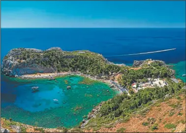  ??  ?? RODAS. Con 300 días de sol, es la mayor isla del archipiéla­go de Dodecaneso; se encuentra a sólo 18 km de Turquía. En el puerto se erigía el Coloso, una de las Siete Maravillas de la Antigüedad.