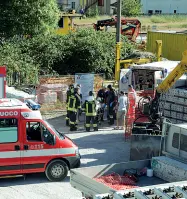  ??  ?? I soccorsiI vigili del fuoco di Belluno sul luogo dell’esplosione avvenuta ieri (foto Zanfron)