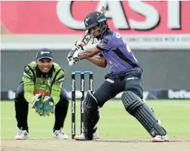  ?? Picture: DARREN STEWART/ GALLO IMAGES ?? IN CHARGE: Dolphins batsman Keegan Peterson plays to the offside as Warriors wicketkeep­er and captain Sinethemba Qeshile keeps a close watch