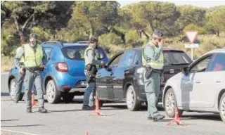  ?? MANUEL GÓMEZ ?? Controles de la Benemérita en Almonte, que está cerrado