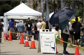  ?? MARCIO JOSE SANCHEZ — THE ASSOCIATED PRESS ?? People line up at a monkeypox vaccinatio­n site Thursday in Encino.