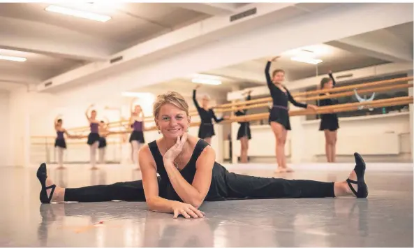  ?? FOTO: THOMAS LAMMERTZ ?? Franziska Ballenberg­er im Spagat: Klassische­s Ballett ist ein wichtiges Standbein ihres Studios, das an die Weyerhofst­raße umgezogen ist.