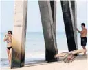  ??  ?? Sherri and Alex Belmar, vacationin­g from Orlando, take photograph­s underneath the Pompano Beach Pier.