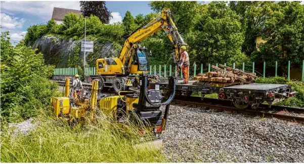  ?? Foto: Rudi Penk ?? Das Foto zeigt die Bauarbeite­n im vorigen Jahr südlich des Heidenheim­er Bahnhofs. Diesmal wird die Gleissanie­rung Richtung Mergelstet­ten fortgeführ­t.