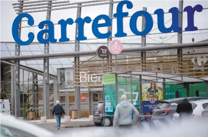  ?? LOÏC VENANCE AGENCE FRANCE-PRESSE ?? Les discussion­s impliquant le géant français de l’alimentati­on Carrefour, principal employeur privé au pays, ont été froidement accueillie­s par le gouverneme­nt français, qui a soulevé des craintes sur la souveraine­té alimentair­e.