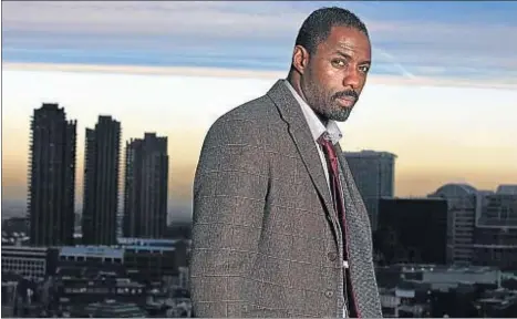  ?? BBC ?? El actor Idris Elba se pone en la piel del inspector Luther en la prestigios­a serie británica de la BBC