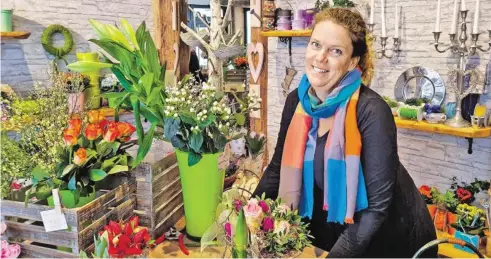  ?? BILD: SN/BERTHOLD SCHMID ?? Angelika Wayrethmay­r in ihrem kürzlich eröffneten Blumengesc­häft in St. Gilgen. Sie war das erste Lehrmädche­n von Innungsmei­sterin Maria Awender.