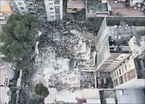  ?? PICTURES: PA WIRE. ?? RUSH TO HELP: Rescue workers and volunteers search for survivors on a collapsed building the Del Valle district of Mexico City,.