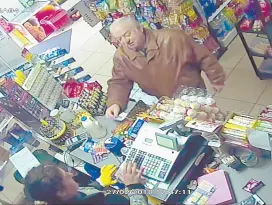  ?? ?? l En una foto de archivo del 2018 se observa Sergei Skripal comprando en una tienda de Salisbury, Inglaterra.