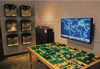  ?? FOTO: STEPHAN EPPINGER ?? In der Ausstellun­g verbinden sich analoge Spielewelt­en wie die Zinnsoldat­en mit digitalen Computersp­ielen wie beim h ier gezeigten Level „Macht & Abstraktio­n“.