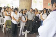  ?? CORTESÍA ?? Allegados del profesor Castro en la eucaristía.