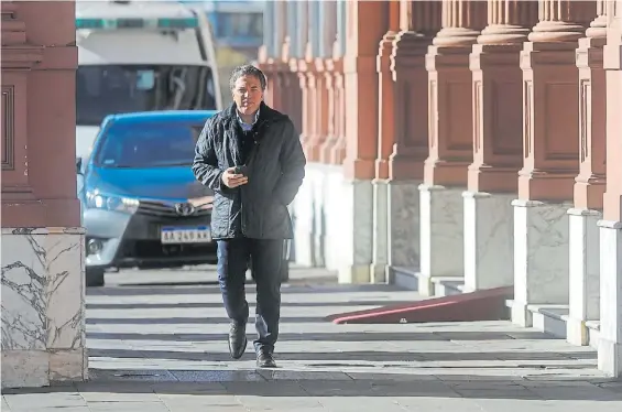  ?? NÉSTOR GARCÍA ?? Ministro coordinado­r. Nicolás Dujovne, semanas atrás saliendo de la Casa Rosada, ante una agenda clave de cara a 2019.