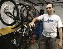  ?? Rubens Cavallari/Folhapress ?? Willian Cruz no bicicletár­io do prédio em que mora, na Vila Olímpia (zona sul)