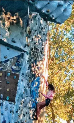  ??  ?? Izq.: toma en forma de estrella en el muro de Escalando; por su altura exige arnés y demás elementos de seguridad. Centro: en el nuevo boulder de Estación Vertical los colores de las tomas marcan los grados de dificultad de las vías. Der.: en los muros verticales siempre se escala por parejas.