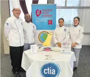  ?? ?? Some of the Stellenbos­ch campus chefs with their cake.