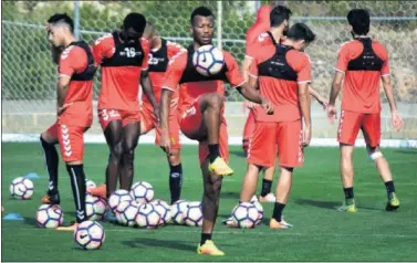  ??  ?? EL MEJOR FICHAJE. Uche, durante un entrenamie­nto con el Nàstic de esta temporada en el Anexo.