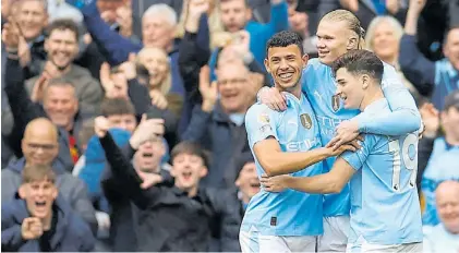  ?? REUTERS ?? Abrazo. Haaland recibe el saludo de Matheus y Julián Alvarez tras el penal del tercer gol del City.