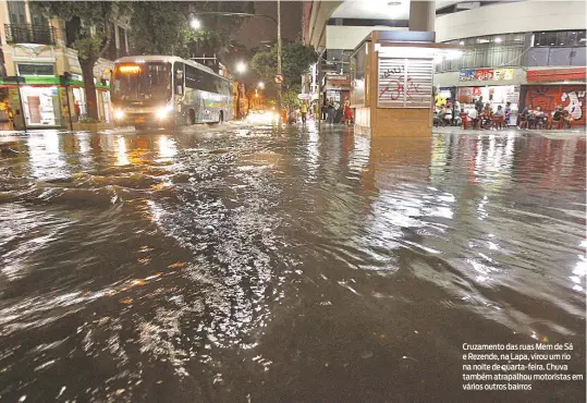  ?? ALEXANDRE BRUM / AGÊNCIA O DIA ?? Cruzamento das ruas Mem de Sá e Rezende, na Lapa, virou um rio na noite de quarta-feira. Chuva também atrapalhou motoristas em vários outros bairros