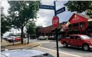  ?? BEN BRASCH/AJC FILE ?? Frequent visitors to historic downtown Roswell say they often circle city blocks seeking spaces.