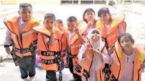  ??  ?? SEBAHAGIAN murid teruja menerima bekalan jaket keselamata­n sumbangan KPM dan JPN Sabah melalui PPD Beluran demi keselamata­n murid-murid yang menaiki perahu.