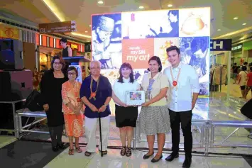  ??  ?? Mary Dorothy Baguio (C) from Pambayang Dalubhasaa­n ng Marilao won the top prize for her ‘Pabalat Artwork’. Judges are National Artist Jose Joya’s Sister Atty. Josefa Joya- Baldovino and Master Artist Angelito Antonio (middle). Sharing honors are (R-L)...