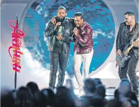  ?? ?? Los integrante­s del grupo Aventura se reencontra­rán con su público, en lo que se supone será su última gira.