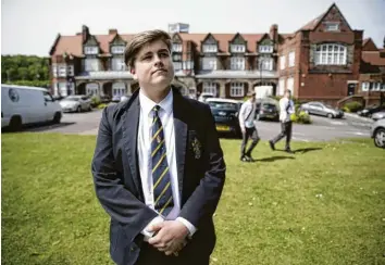  ??  ?? Zwischen Heimweh und Harry Potter: Der 15-jährige Max besucht das renommiert­e Scarboroug­h College im Nordosten Englands. In Deutschlan­d war er ein schlechter Schüler.