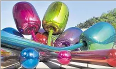  ?? DPA-BILD: ALFREDO ALDAI ?? So ähnlich soll das Kunstwerk aussehen: Riesenskul­ptur „Tulpenstra­uß“von US-Künstler Jeff Koons