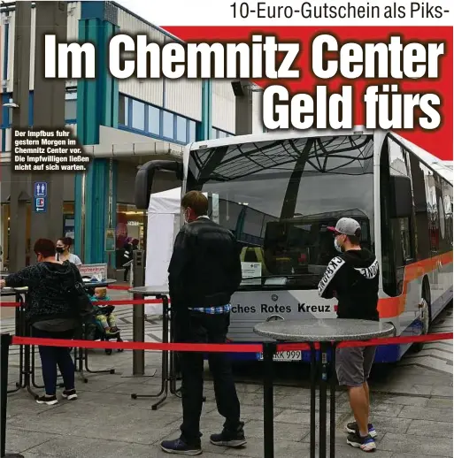  ??  ?? Der Impfbus fuhr gestern Morgen im Chemnitz Center vor. Die Impfwillig­en ließen nicht auf sich warten.