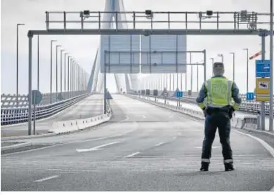  ??  ?? Un guardia civil controla el puente de la Constituci­ón de 1812 durante su clausura temporal al tráfico.