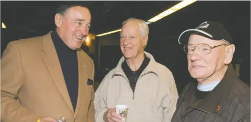  ?? THE CANADIAN PRESS FILES ?? Frank Mahovlich chats with Red Wings great Gordie Howe, centre, and legendary Leafs goalie Johnny Bower at the 2009 all-star game. Mahovlich scored 49 goals playing on a line with Howe in 1969.