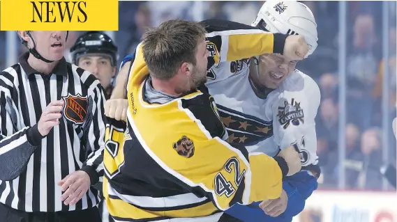  ?? DOUG PENSINGER / GETTY IMAGES FILES ?? P.J. Stock, left, of the Boston Bruins throws a punch at Stephen Peat of the Washington Capitals in October 2002, one of the many scuffles in Peat’s short NHL career.