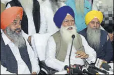  ?? HT PHOTO ?? SGPC president Kirpal Singh Badungar (centre) addressing a press conference in Amritsar on Thursday.