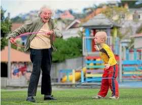  ?? PHOTO: ROBERT KITCHIN/STUFF ?? Winifred Hoy shows 5-yearold Armin Ruckstuhl how to do the hula hoop during centennial celebratio­ns for Lyall Bay School in
2009.