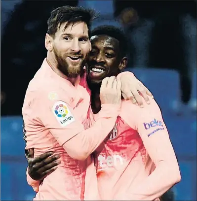  ?? ALEX CAPARROS / GETTY ?? El abrazo entre Messi y Dembélé, que conectaron para lograr el 0-2 en el marcador